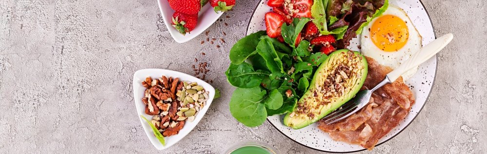 Top Keto Lunch Recipes: Delicious & Low-Carb Meal Ideas for Every Day 2 keto lunch recipes: Healthy keto lunch plate with avocado, fried egg, crispy bacon, fresh salad, strawberries, and mixed nuts